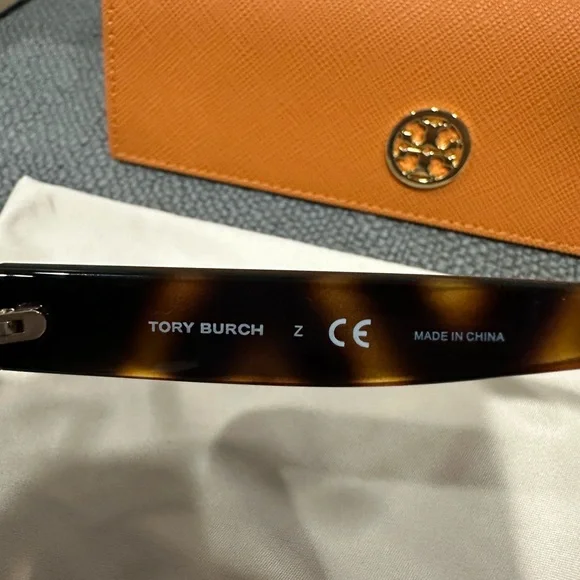 Tory Burch Tortoise Sunglasses with case and drawstring pouch - Picture 6 of 9